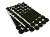 trois biscuits enrobés de chocolat empilés les uns sur les autres