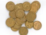 une pile de pièces d'or sur une surface blanche