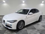 la voiture blanche est garée dans le garage sur le sol en damier