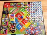 un gros plan d'un plateau de jeu sur lequel figurent de nombreux éléments différents