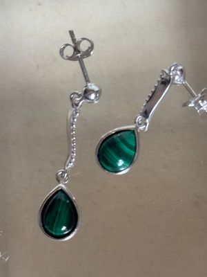 boucles d'oreilles plaquées argent avec des larmes en verre vert et une chaîne