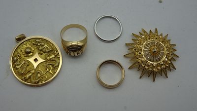 trois bagues en or et une bague ornée d'un soleil