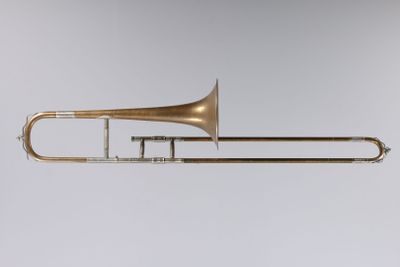 un trombone en laiton sur fond blanc