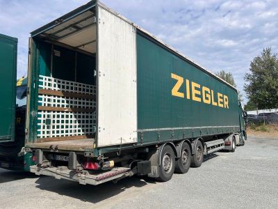 un camion transportant un chargement de caisses