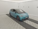 une photo d'une petite voiture bleue dans un garage