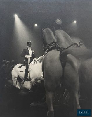 une photo en noir et blanc d'un homme à cheval