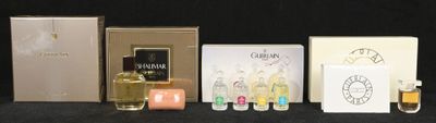 Plusieurs types de parfums sont alignés sur une surface noire