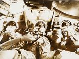photographie en noir et blanc d'un groupe d'astronautes dans une station spatiale