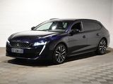 la photo d'une voiture noire garée dans un garage