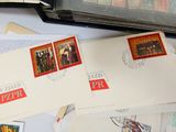 une pile de timbres posée sur un livre