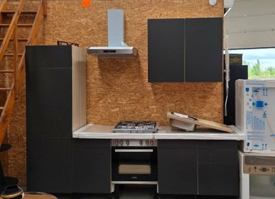 une photo d'une cuisine avec une cuisinière, un réfrigérateur et un escalier