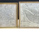 deux cartes encadrées de Paris et de la ville de Paris posées sur une table
