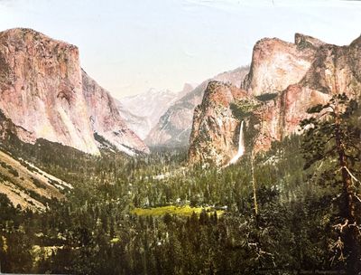 une photo d'un tableau représentant une vallée avec des montagnes en arrière-plan