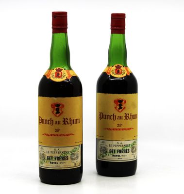 deux bouteilles de vin posées l'une à côté de l'autre sur une surface blanche