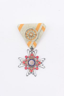 l'image d'une médaille avec une étoile sur une surface blanche