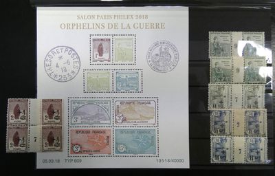 une photo d'une collection de timbres exposée dans une vitrine