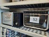 un micro-ondes et un grille-pain posés sur une étagère dans un magasin