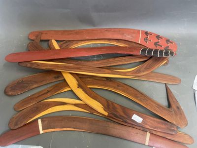 Art aborigène Dix boomerangs en bois laqué dont deux avec de… - Photo 1