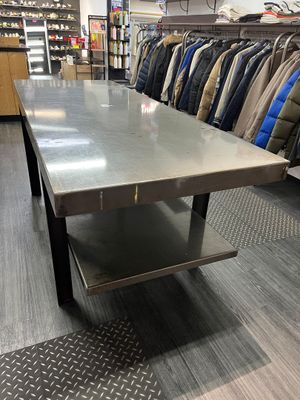 une table placée au milieu d'un magasin