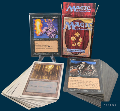 plusieurs cartes et une boîte de cartes posées sur une table