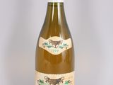 une bouteille de vin posée sur une table