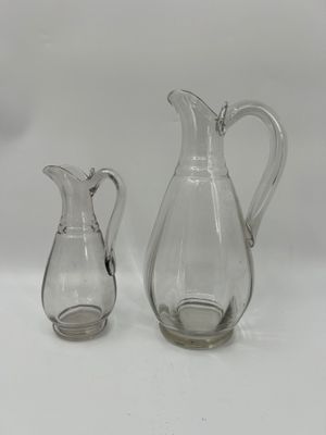 une paire de vases en verre transparent sur fond blanc