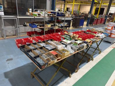 de nombreuses caisses contenant des articles divers, posées sur une table dans un entrepôt