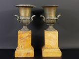 paire d'urnes anciennes en bronze sur socles en marbre