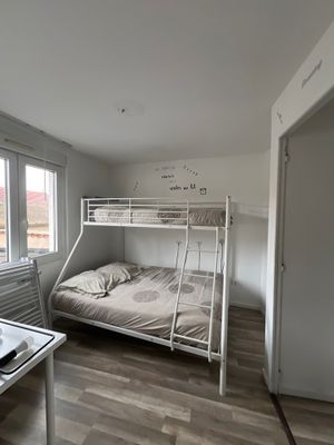 CHAMBRE 4 Ensemble de mobilier :