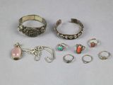 de nombreuses bagues et bracelets de toutes sortes posés sur une table