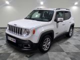 La jeep blanche est garée sur un sol en carrelage à damier.