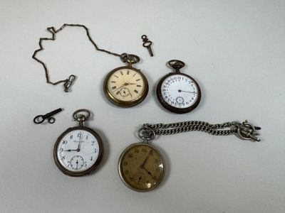 plusieurs types de montres de poche sont présentés sur une surface blanche