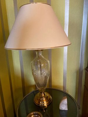 une table en verre sur laquelle est posée une lampe