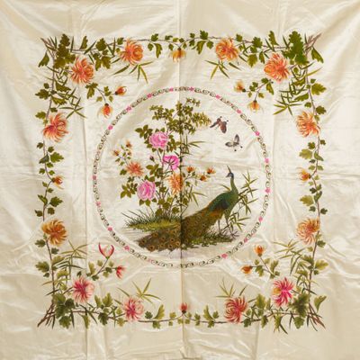 CHINE. Début XXème Grande PIECE de soie beige brodée d'un mé…