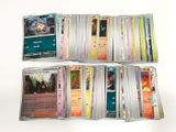 un lot de cartes posées sur une table