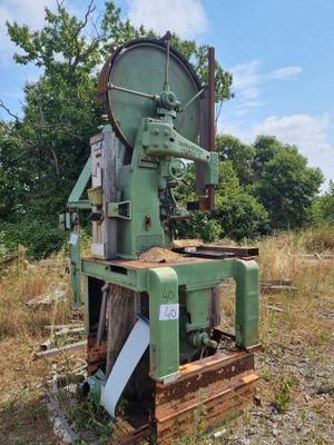 une vieille machine qui est garée au milieu d'un champ