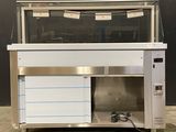 un petit comptoir avec un plateau en verre et une porte