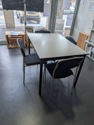 Deux tables. On y joint huit chaises, un caisson de bureau e… - Photo 1