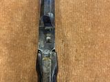 un gros plan d'un pistolet sur une surface brune