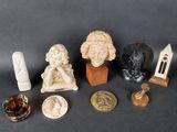 un grand nombre d'objets différents posés sur une table