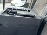une photo d'une voiture avec une télévision sur la banquette arrière