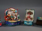 quatre figurines assises sur une table