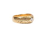 Gros plan sur une bague en or ornée d'un diamant