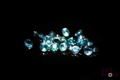 de très jolis diamants bleus sur un fond noir
