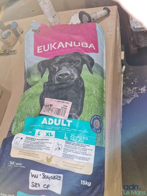 un sac de croquettes posé sur une boîte en carton