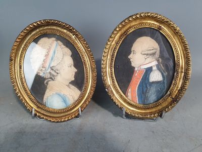 une paire de portraits miniatures représentant un homme et une femme, dans des cadres dorés