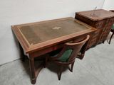 un bureau avec une chaise et une table sur laquelle est posé un livre