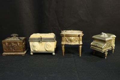 quatre boîtes anciennes en laiton et marbre sur fond noir