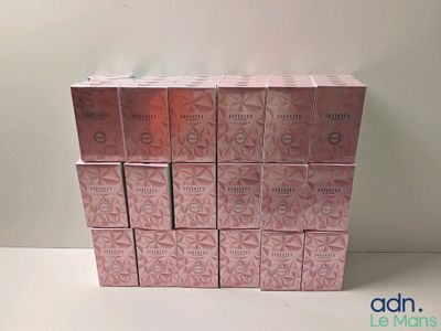 un gros plan sur une pile de boîtes roses posées sur une table