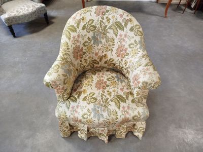 une chaise qui se trouve au milieu d'une pièce